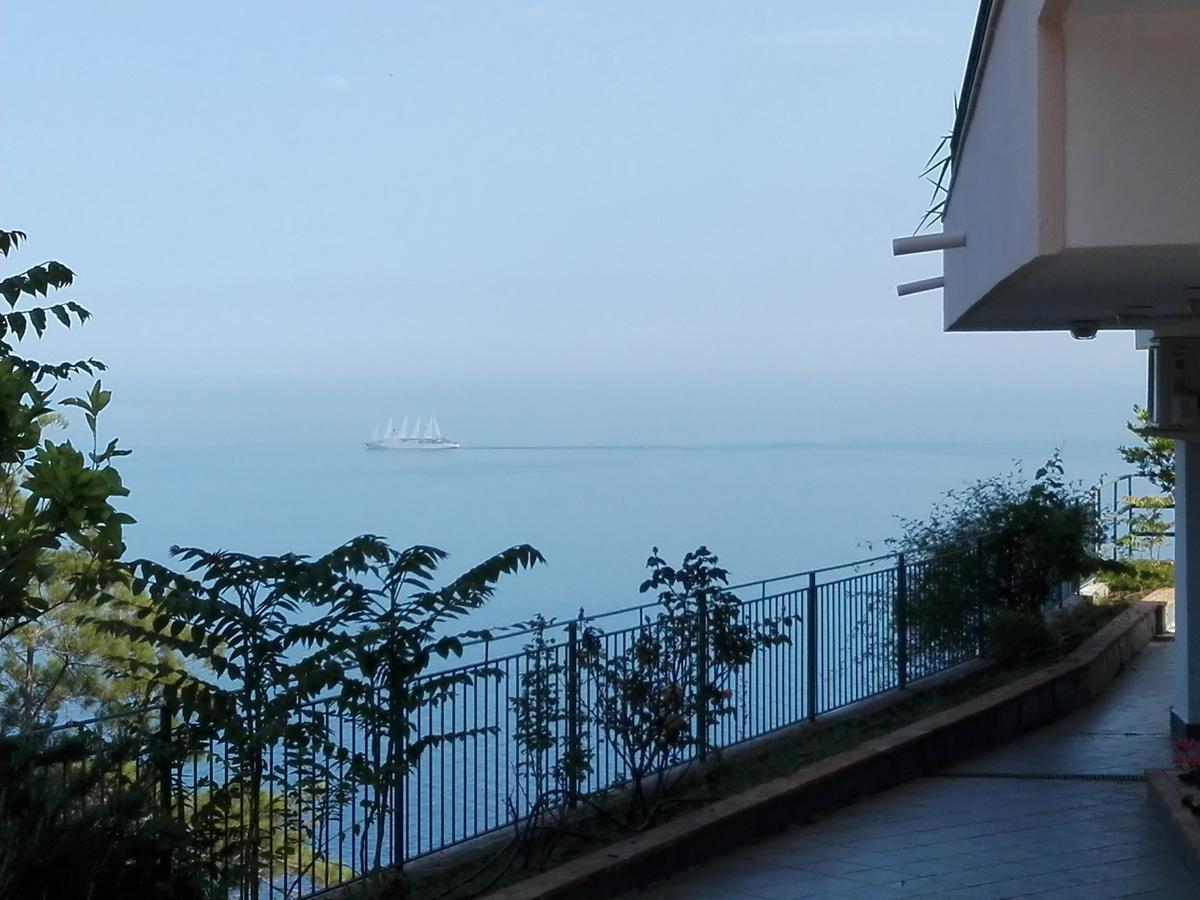 La Nave Sul Mare Di Taormina Bed and Breakfast Letojanni Buitenkant foto
