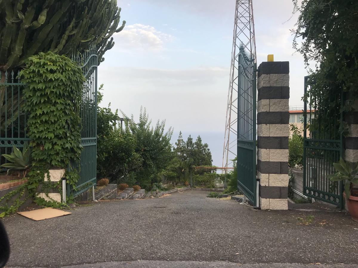 La Nave Sul Mare Di Taormina Bed and Breakfast Letojanni Buitenkant foto